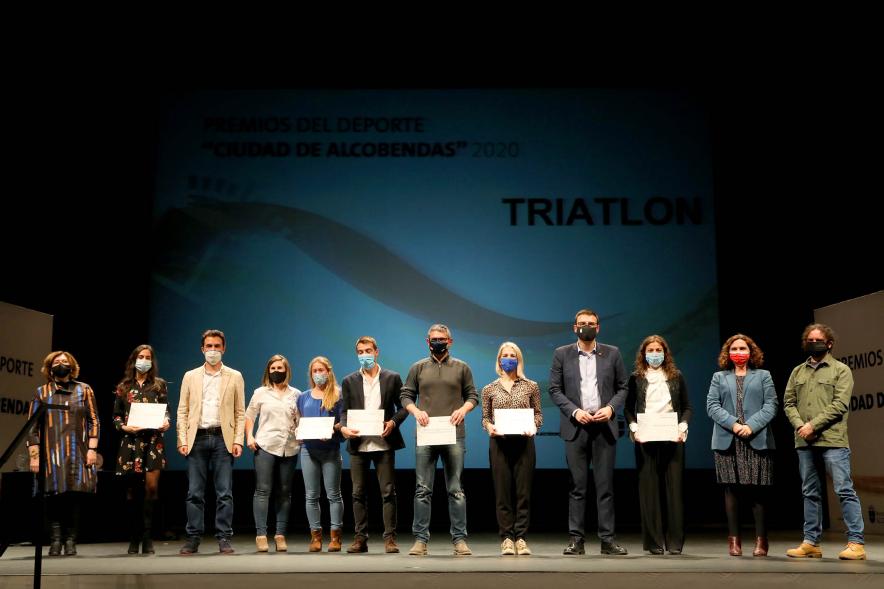 Gala del Deporte 2020 - Imagen de autoridades presentes en el acto posando con algunos de los premiados.