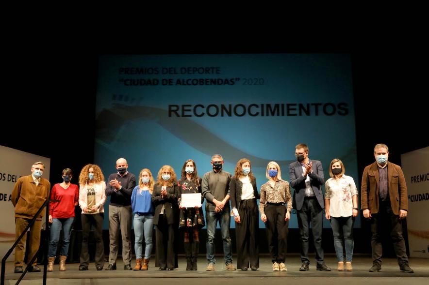 Gala del Deporte 2020 - Imagen de autoridades presentes en el acto posando con algunos de los premiados.