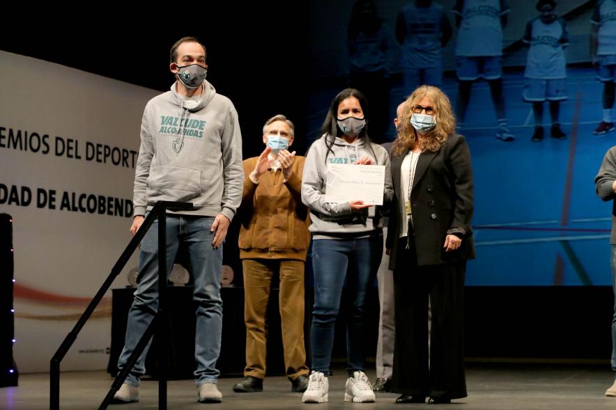 Gala del Deporte 2020 - Imagen de una de las premiadas, posando con su diploma.