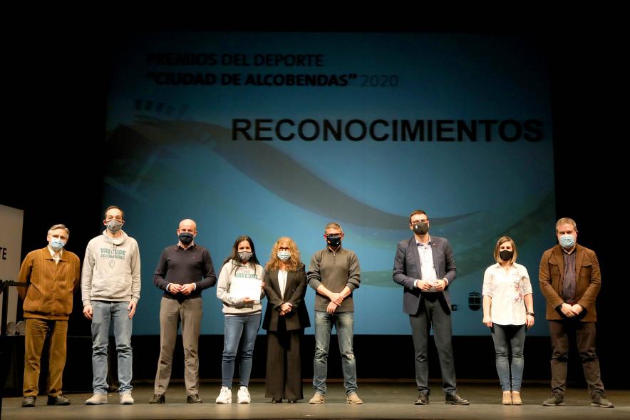 Gala del Deporte 2020 - Imagen de autoridades presentes en el acto posando con algunos de los premiados.