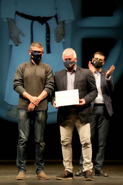 Gala del Deporte 2020 - Imagen de uno de los premiados posando con su diploma después de haberlo recibido de manos del alcalde Rafael Sánchez Acera.