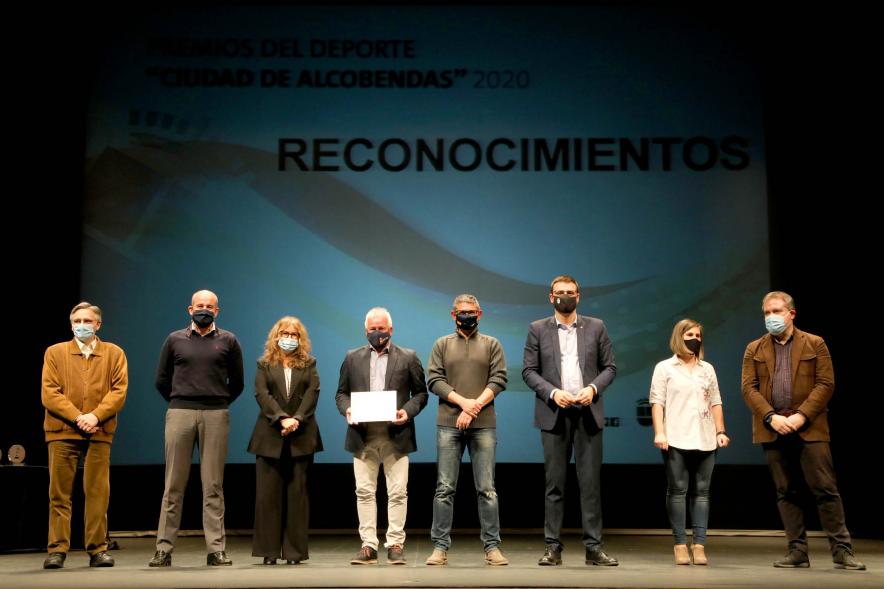 Gala del Deporte 2020 - Imagen de autoridades presentes en el acto posando con algunos de los premiados.