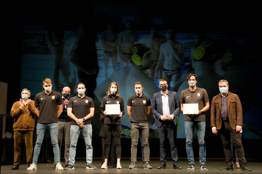 Gala del Deporte 2020 - Imagen de autoridades presentes en el acto posando con algunos de los premiados.