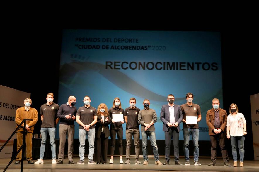Gala del Deporte 2020 - Imagen de autoridades presentes en el acto posando con algunos de los premiados.