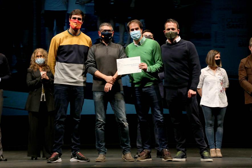 Gala del Deporte 2020 - Imagen de unos premiados posando con su diploma después de haberlo recibido de manos del alcalde Rafael Sánchez Acera.
