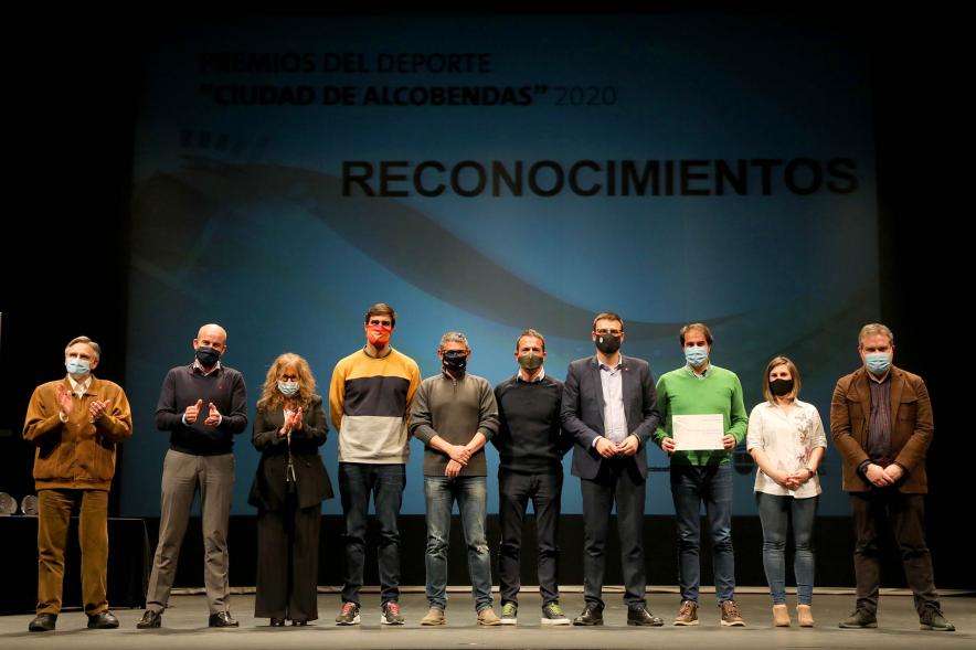 Gala del Deporte 2020 - Imagen de autoridades presentes en el acto posando con algunos de los premiados.