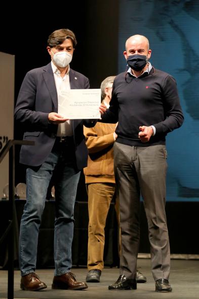 Gala del Deporte 2020 - Imagen de uno de los premiados, posando con su diploma.