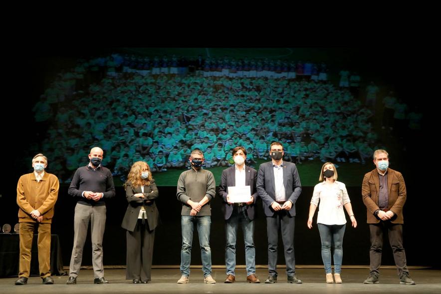 Gala del Deporte 2020 - Imagen de uno de los premiados con su diploma posando con autoridades asistentes a la gala.