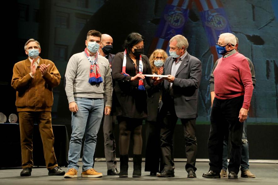 Gala del Deporte 2020 - Imagen de una de las premiadas recibiendo su diploma.