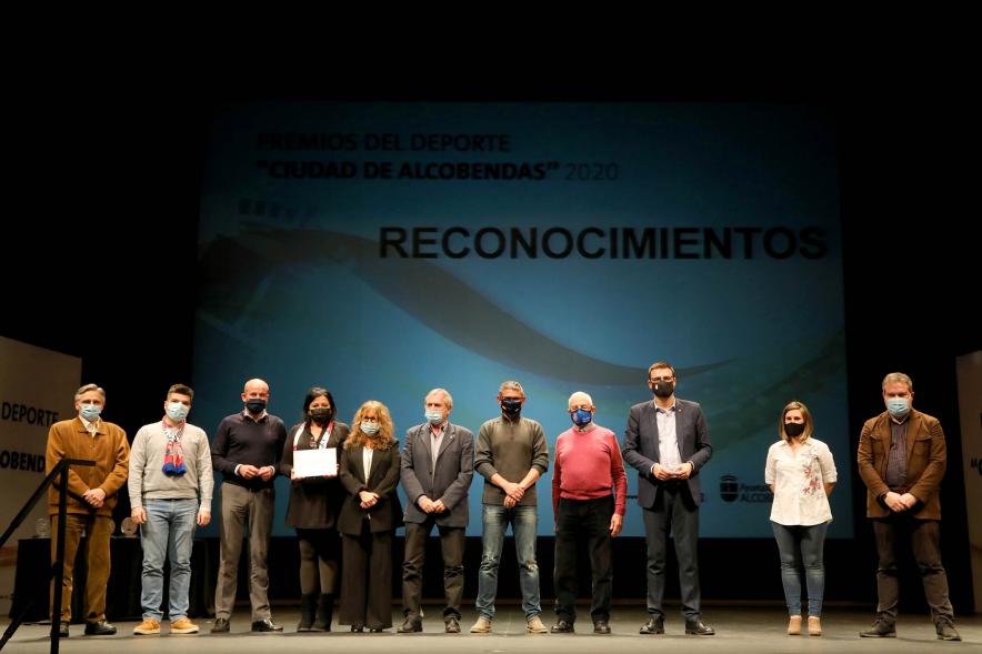 Gala del Deporte 2020 - Imagen de una de las premiadas con su diploma posando con autoridades asistentes a la gala.