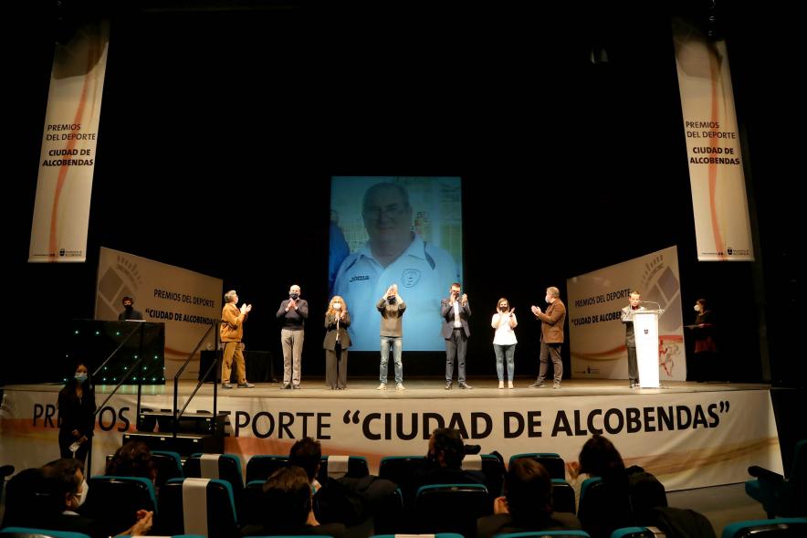 Gala del Deporte 2020 - Imagen de las autoridades en el escenario aplaudiendo al público asistente.