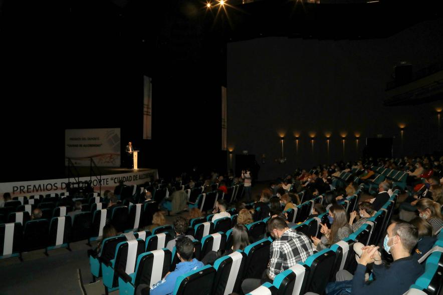 Gala del Deporte 2020 - Imagen panorámica donde vemos a parte del público asistente y a lo lejos el escenario.