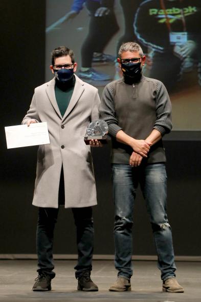 Gala del Deporte 2020 - Imagen de uno de los premiados posando con su diploma después de haberlo recibido de manos del alcalde Rafael Sánchez Acera.
