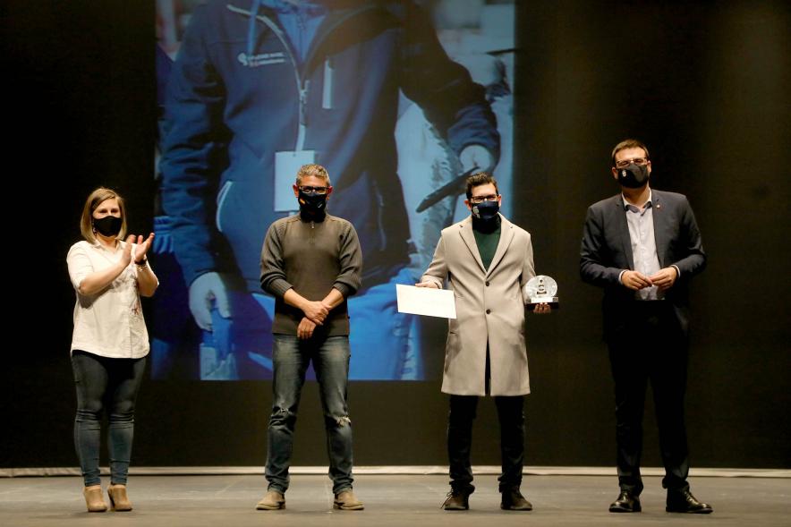 Gala del Deporte 2020 - Imagen de uno de los premiados con su diploma posando con autoridades asistentes a la gala.
