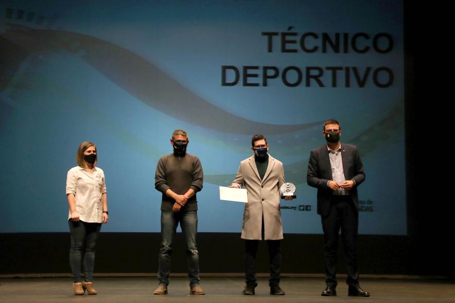 Gala del Deporte 2020 - Imagen de uno de los premiados con su diploma posando con autoridades asistentes a la gala.