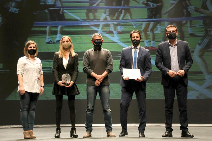 Gala del Deporte 2020 - Imagen de unos premiados con su diploma posando con autoridades asistentes a la gala.