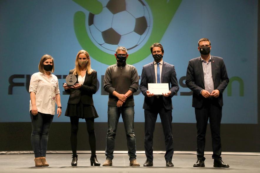 Gala del Deporte 2020 - Imagen de unos premiados con su diploma posando con autoridades asistentes a la gala.
