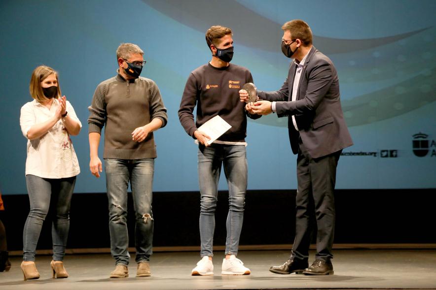 Gala del Deporte 2020 -  Imagen de uno de los deportistas premiados recibiendo su diploma de manos del vicealcalde Miguel Ángel Arranz.