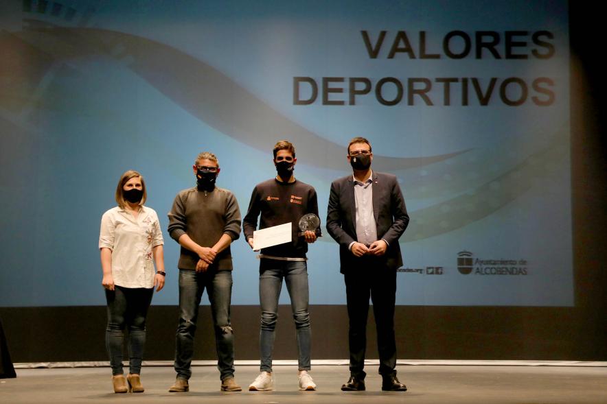 Gala del Deporte 2020 - Imagen de uno de los premiados con su diploma posando con autoridades asistentes a la gala.