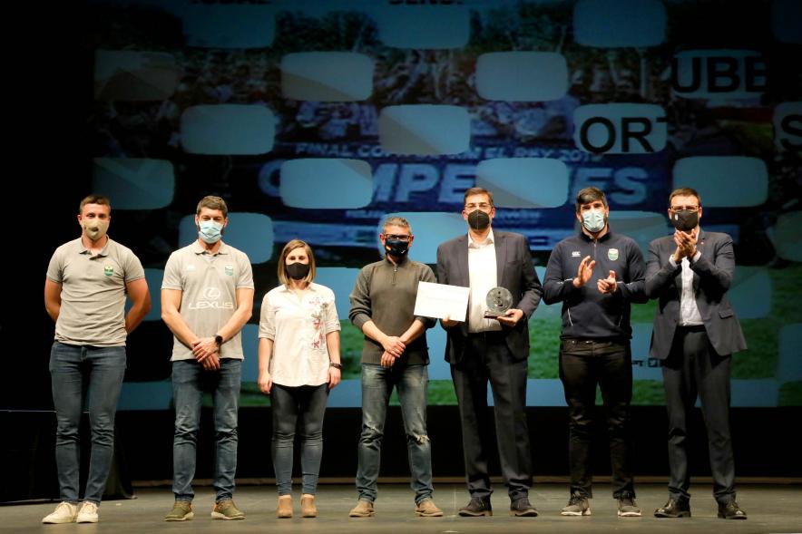 Gala del Deporte 2020 - Imagen de uno de los premiados con su diploma posando con autoridades asistentes a la gala.