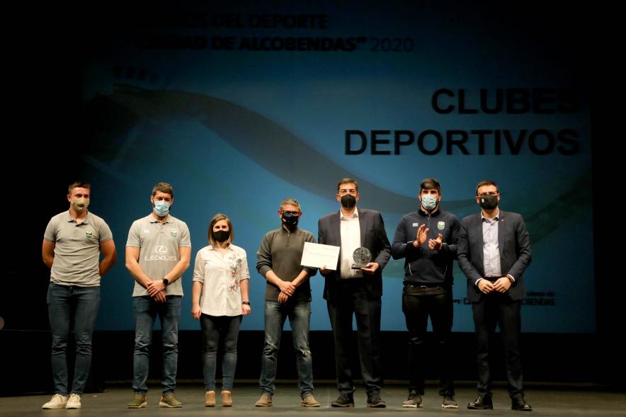 Gala del Deporte 2020 - Imagen de uno de los premiados con su diploma posando con autoridades asistentes a la gala.