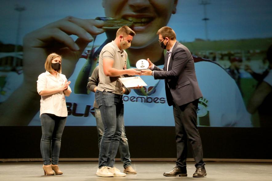 Gala del Deporte 2020 -  Imagen de uno de los deportistas premiados recibiendo su diploma de manos del vicealcalde Miguel Ángel Arranz.