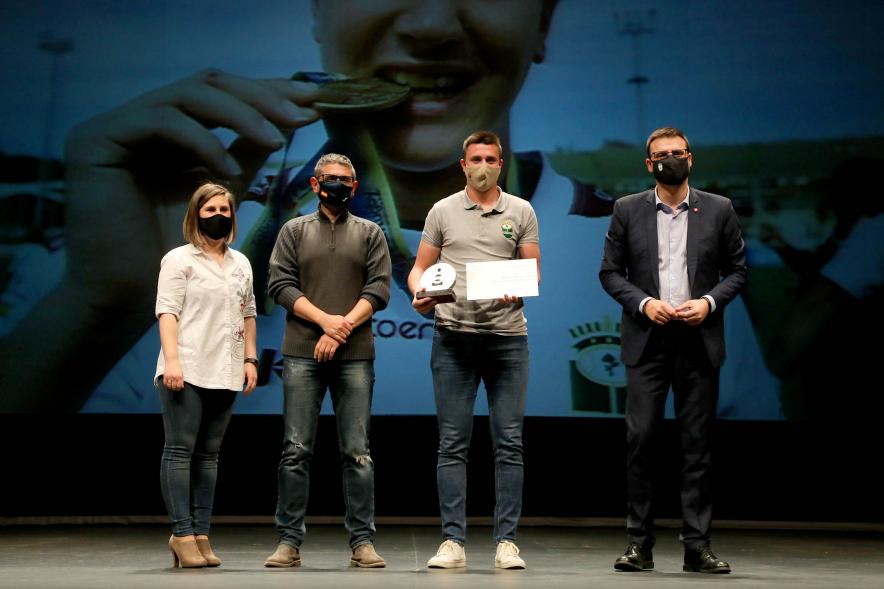 Gala del Deporte 2020 - Imagen de uno de los premiados con su diploma posando con autoridades asistentes a la gala.