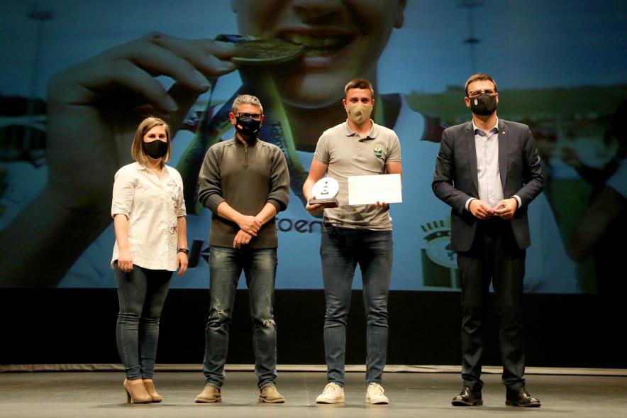 Gala del Deporte 2020 - Imagen de uno de los premiados con su diploma posando con autoridades asistentes a la gala.
