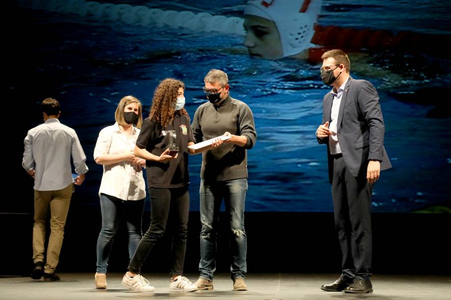 Gala del Deporte 2020 - Imagen de una de las deportistas premiadas recibiendo su diploma de manos  del alcalde Rafael Sánchez Acera.