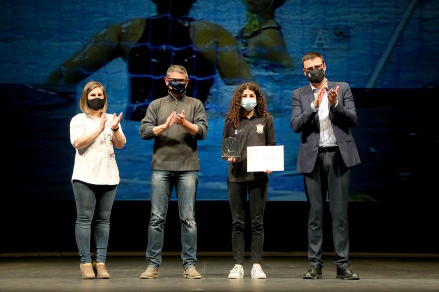 Gala del Deporte 2020 - Imagen de una de las premiadas con su diploma posando con autoridades asistentes a la gala.
