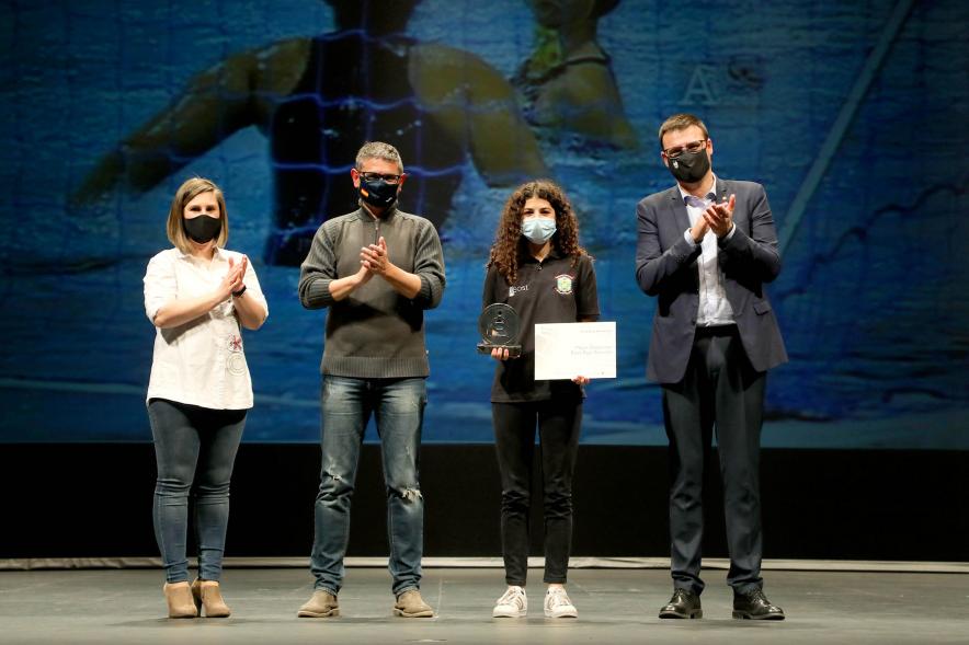 Gala del Deporte 2020 - Imagen de una de las premiadas con su diploma posando con autoridades asistentes a la gala.