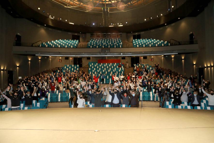 Gala del Deporte 2020 - Imagen panorámica donde vemos al poco público asistente a esta gala saludando.