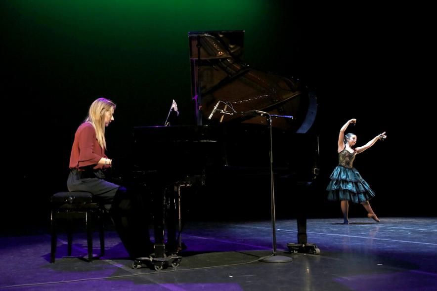 Gala APAMA 2019 - Primer plano de una pianista y una joven bailarina en el escenario.