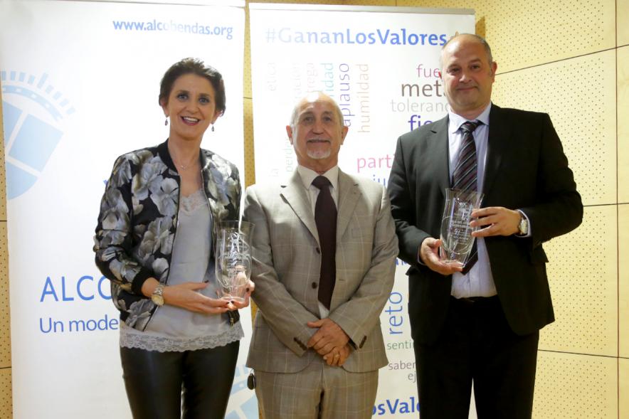 Gala del Atletismo Madrileño 2019 - Plano de la concejal Mar Rodríguez, con dos premiados con su trofeo.
