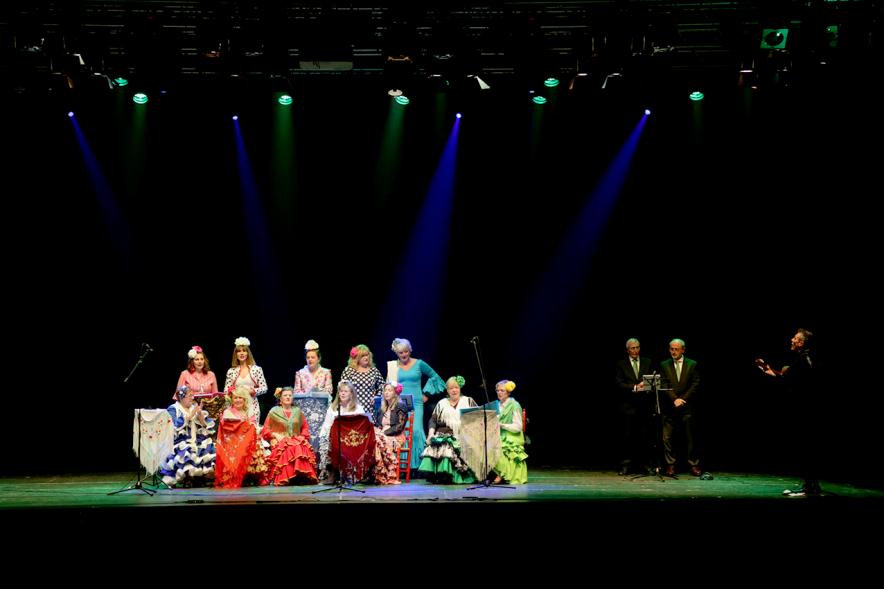 Gala Andaluza en La Esfera - Imagen lejana de un momento de la actuación de un grupo rociero en el escenario.