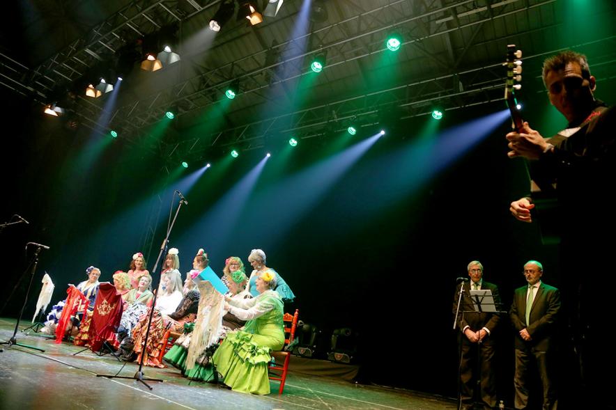 Gala Andaluza en La Esfera -  Imagen de un momento de la actuación de un grupo rociero en el escenario.