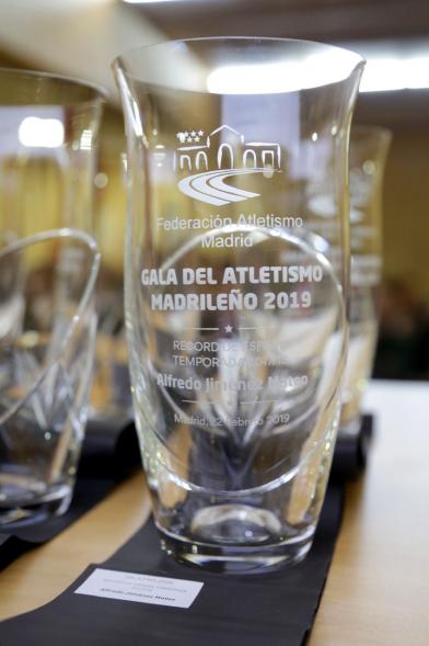 Gala del Atletismo Madrileño 2019 -  Primer plano del trofeo de cristal con el nombre grabado.