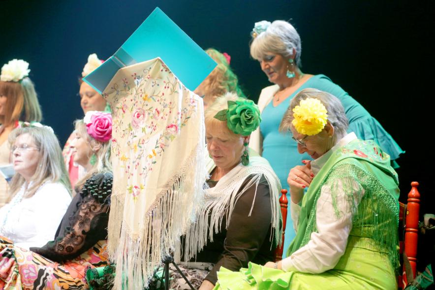 Gala Andaluza en La Esfera -  Imagen de un momento de la actuación de un grupo rociero en el escenario.