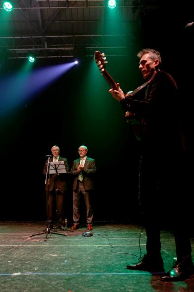 Gala Andaluza en La Esfera - Imagen de un momento de la actuación de unos cantantes en el escenario.