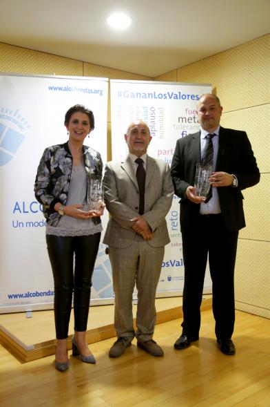 Gala del Atletismo Madrileño 2019 -  Plano de la concejal Mar Rodríguez, con dos premiados con su trofeo.