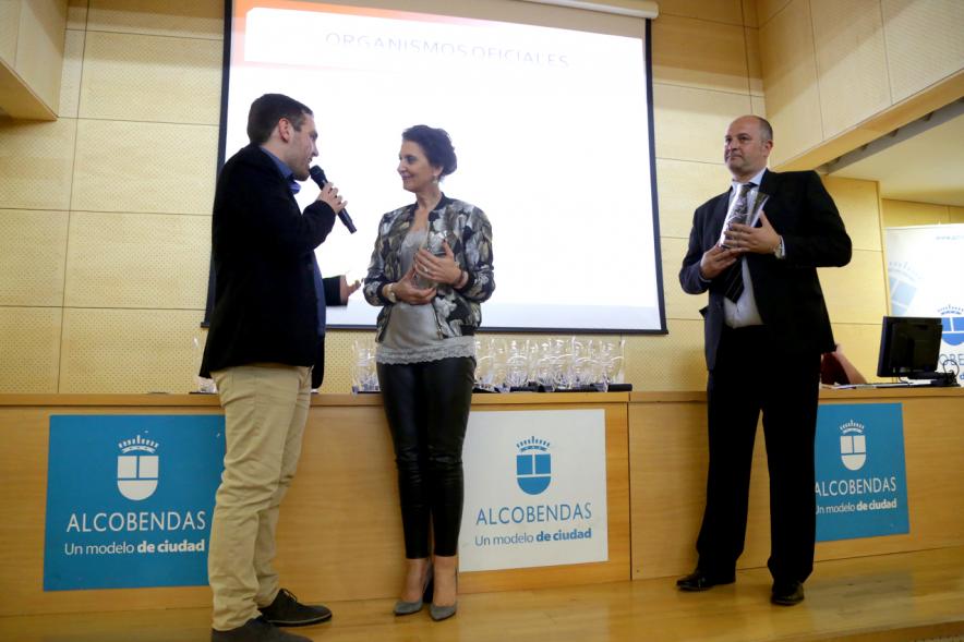 Gala del Atletismo Madrileño 2019 - Imagen de la concejal Mar Rodríguez, con dos organizadores de la gala. 