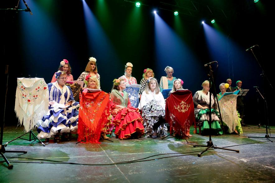 Gala Andaluza en La Esfera - Imagen de un momento de la actuación de un grupo rociero en el escenario.