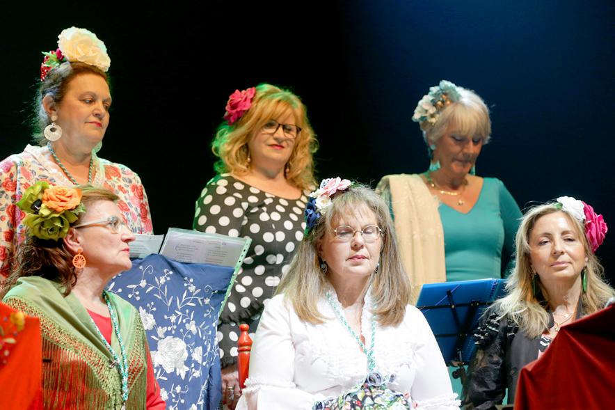 Gala Andaluza en La Esfera - Imagen de un momento de la actuación de un grupo rociero en el escenario.