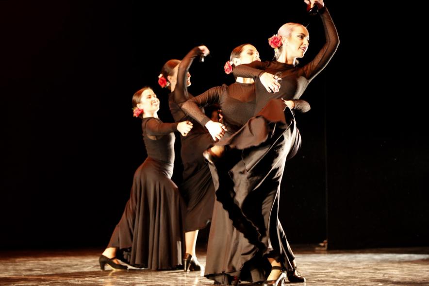Gala APAMA 2019 - Grupo de jóvenes  bailaoras sobre el escenario.