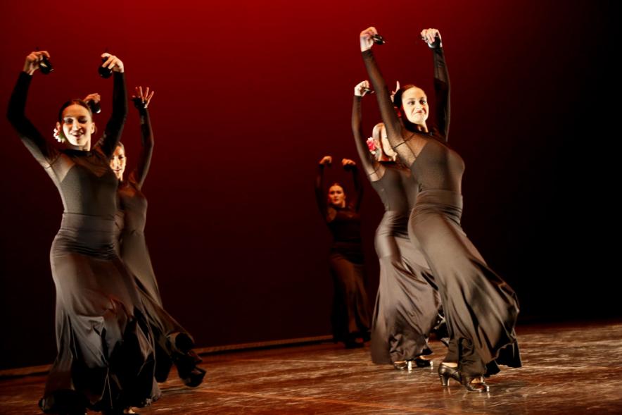 Gala APAMA 2019 - Grupo de jóvenes  bailaoras sobre el escenario.