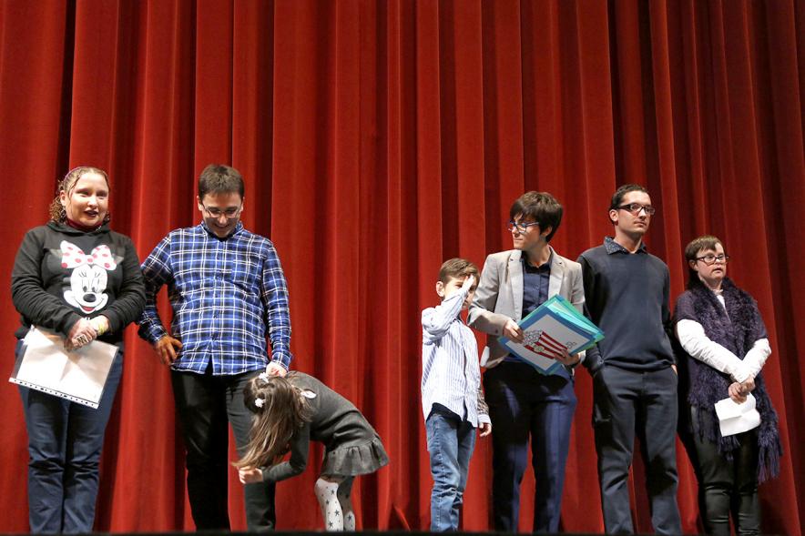 Gala APAMA 2019 -Primer plano de un grupo de niños socios de APAMA