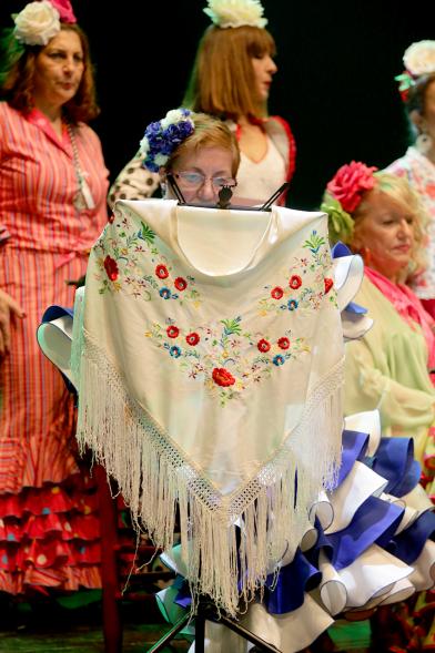 Gala Andaluza en La Esfera - Imagen de una de las pertenecientes al grupo rociero extendiendo su mantón.