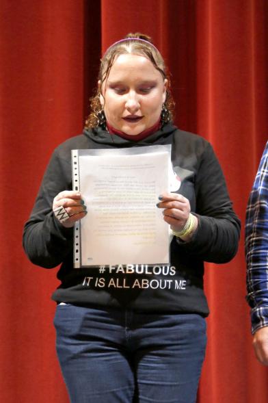 Gala APAMA 2019 - Imagen de una niña de la asociación leyendo un manifiesto.