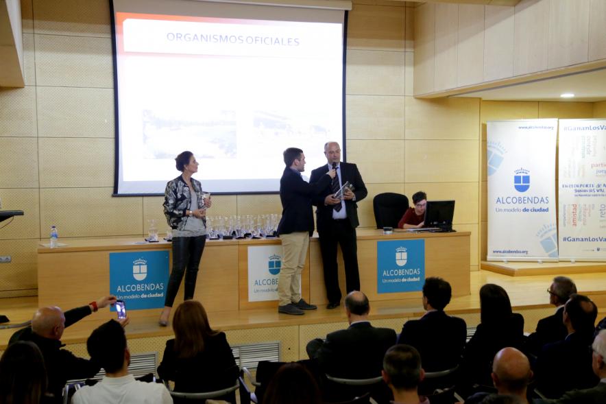 Gala del Atletismo Madrileño 2019 -  Plano de la concejal de deportes, Mar Rodríguez, con dos participantes en la gala.