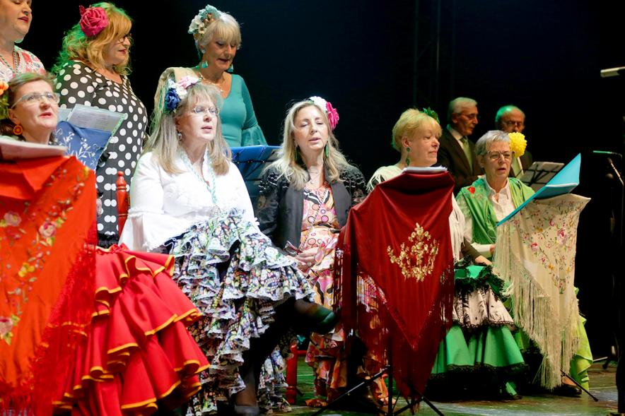 Gala Andaluza en La Esfera - Imagen de un momento de la actuación de un grupo rociero en el escenario.